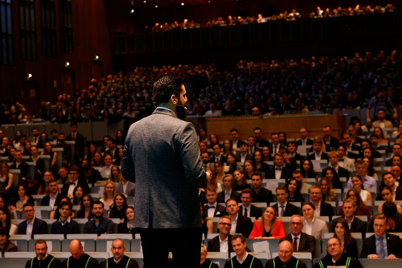 Das Publikum in der Aula während der Alumni-Rede