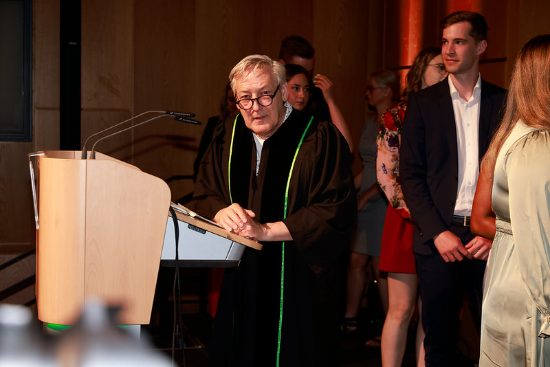 Die Namen der Absolvent:innen werden von Professor Dr. Schulz-Nieswandt aufgerufen