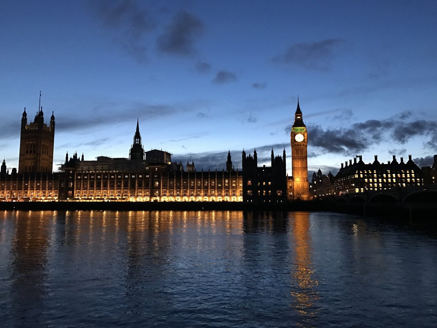 London bei Dämmerung, Blick auf House of Commons