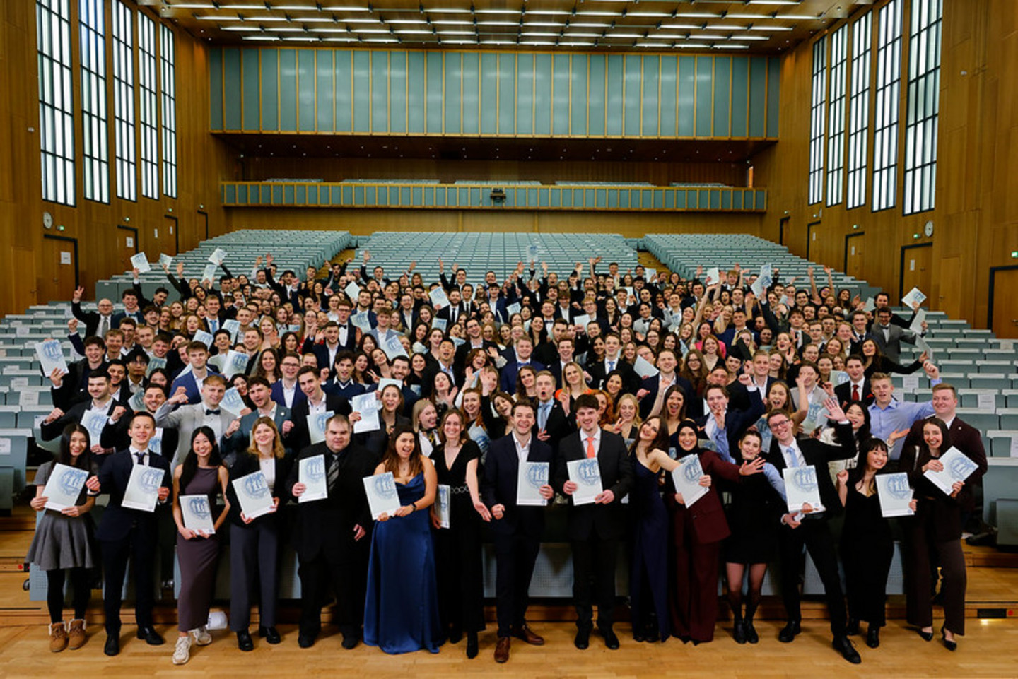 Gruppenfoto der Absolvent:innen in der Aula der Universität zu Köln