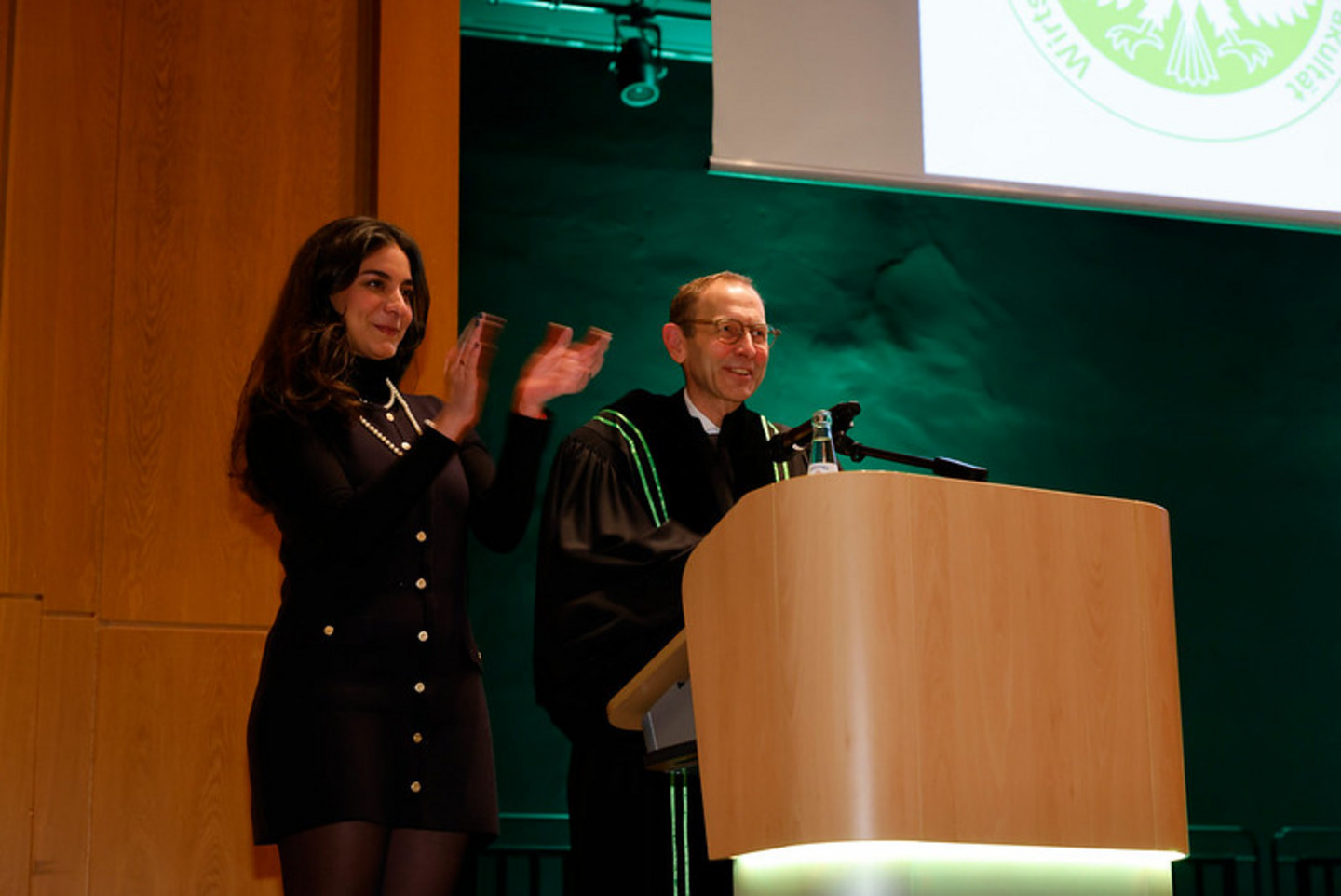 Ana Luisa Ibarra Portillo, 1. Vorsitzende des Fakultätsrats, und Professor Ulrich Thonemann, PhD, gratulieren den Absolvent:innen