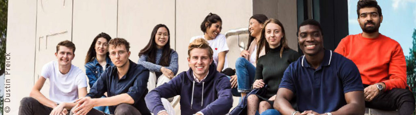 Bachelor Betriebswirtschaftslehre der Uni Köln - 10 fröhliche junge Menschen in Freizeitkleidung auf der Treppe des WiSo-Gebäudes