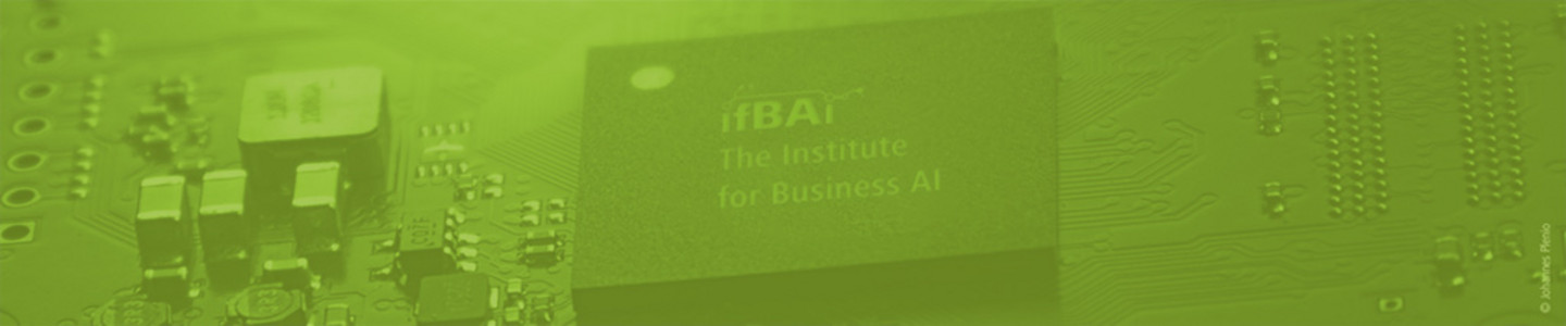 Platine mit eingeprägtem Logo des IfBAI hinter grünem Overlay