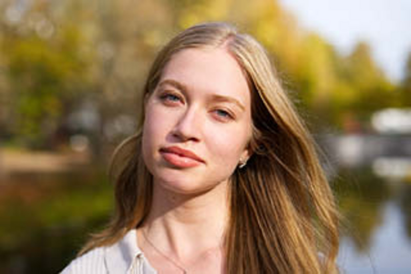Close-Up of WiSo student Anastasiia in front of autumnal trees