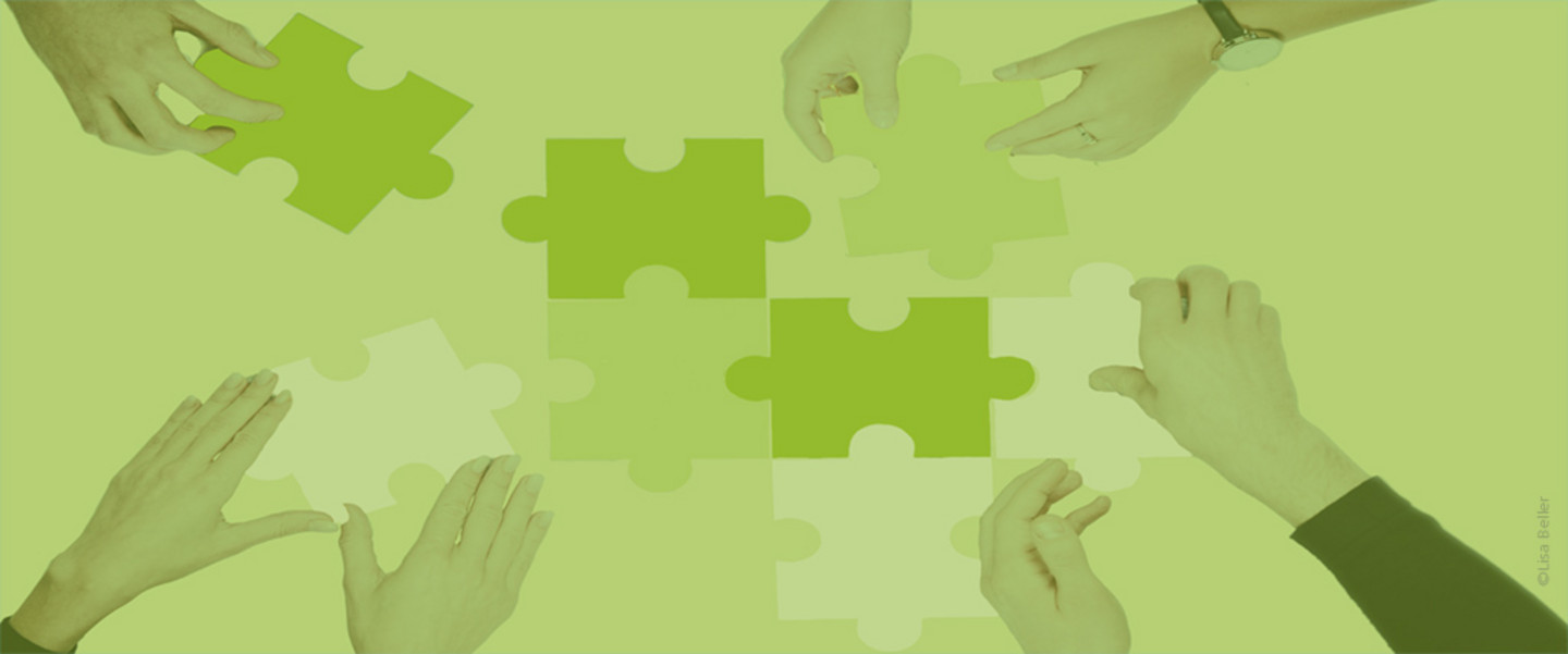 vier Hände legen gemeinsam ein WiSo-Key-Research-Initiatives-Puzzle