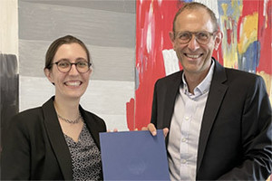 Prof. Hofer und Dekan Prof. Thonemann schauen lächelnd in die Kamera. Die WiSo begrüßt herzlichst Prof. Hofer an unserer Fakultät!