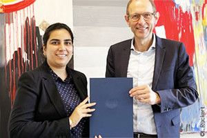 Prof. Dr. Navya Pandit and Prof Ulrich Thonemann Ph.D. presenting together NAvya Pandits Certiicate of Appointment as a lecturer at the Faculty of Management, Economics and Social Sciences of the University of Cologne