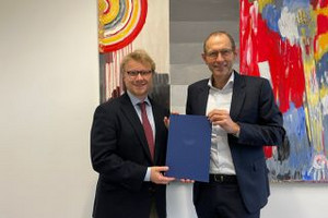 Jun.-Prof. Dr. Benedikt Ballensiefen bei seinem Dienstantritt mit WiSo Dekan Ulrich Thonemann. 