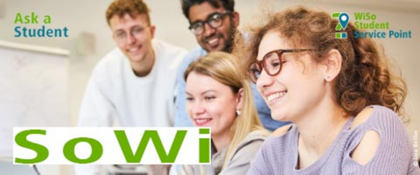 Ask a student Sozialwissenschaften - Vier gutgelaunte junge Menschen schauen gemeinsam auf einen Bildschirm. Text: WiSo Student Service Point - Ask a Student - SoWi