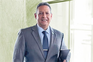 Portrait of Mariano Rayo, WiSo alumnus of the University of Cologne in a business outfit