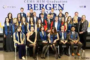 Eine Gruppe festlich gekleideter CEMS-MIM-Absolvent:innen sitzen und stehen zum Gruppenfoto rund um Dekan Prof. Ulrich Thonemann, Ph.D. bei der CEMS-Graduation Ceremony in Bergen.