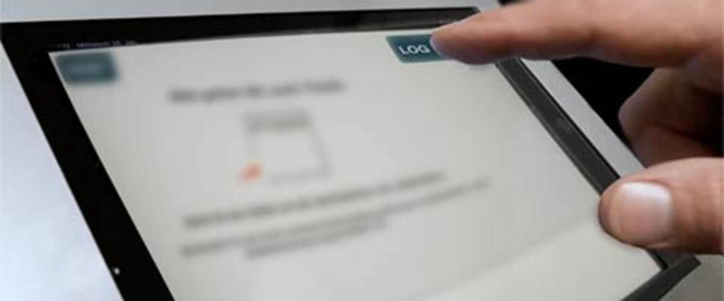 A hand tipping on a logout-Button on an iPad