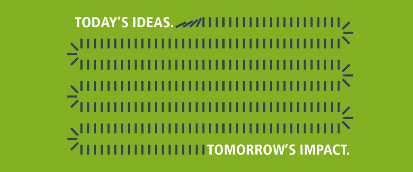 Der WiSo Slogan Today's ideas. Tommorow's impact weiß vor grünengefärbtem Hintergrund mit aufspringenden jungen Menschen vor dem Wiso Hochhaus 