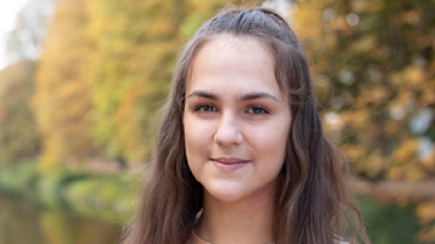 Nahaufnahme von WiSo-Studentin Darja - Text: „Today’s Ideas. Tomorrow‘s Impact – My idea is to use my privileges to stand up for social justice and sustainability“