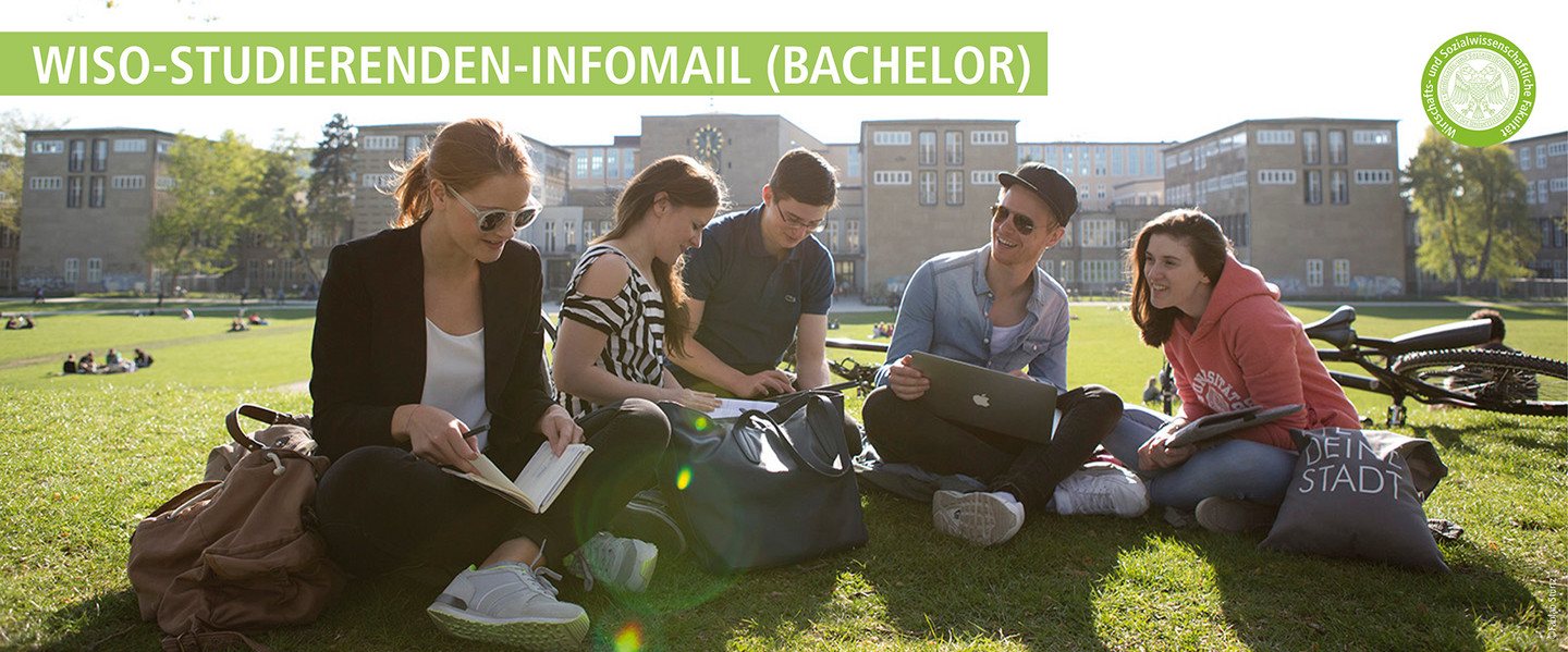 WiSo-Studierenden-Infomail (Bachelor) - 5 Studierende sitzen in angeregter Unterhaltung auf einer Wiese hinter dem Hauptgebäude der Universität zu Köln