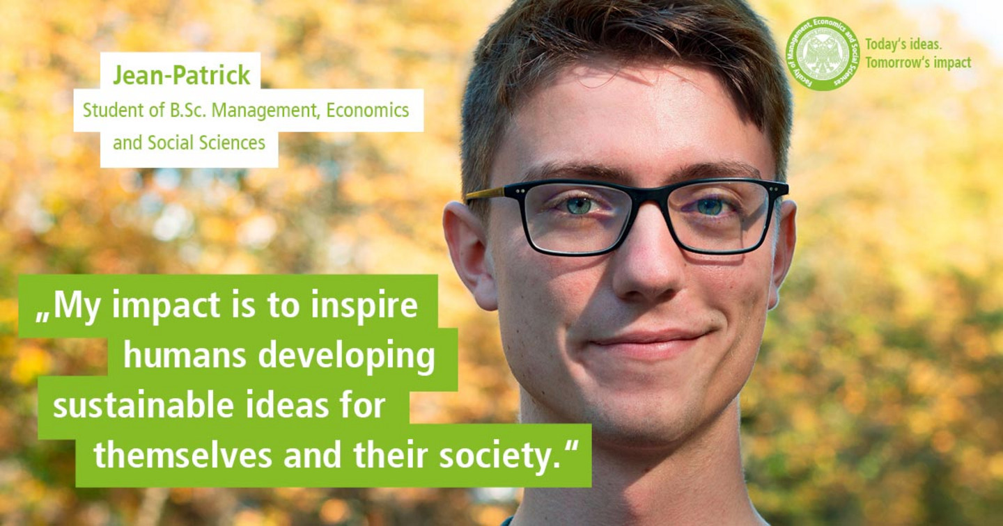 WiSo-Student Jean-Patrick vor herbstlichen Bäumen. Text: „Today’s Ideas. Tomorrow’s Impact. - My impact is to inspire humans developing sustainable ideas for themselves and their society.“