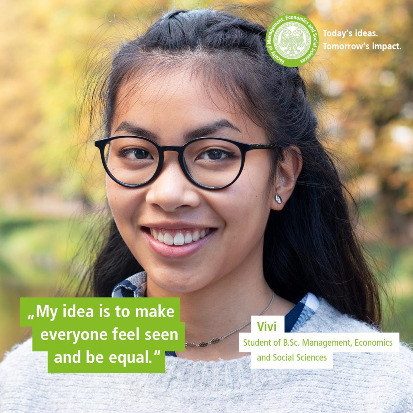 WiSo-Studentin Vivi vor herbstlichen Bäumen. Text: „Today’s Ideas. Tomorrow’s Impact. - My idea is to be inspiring, joy-bringing, and helpful to society and my surroundings.“