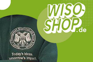 wiso-shop.de - The merchandise shop of the Faculty of Management, Economics and Social Sciences at the University of Cologne. Lettering on a green background and detail of a dark green hoodie with embroidered white WiSo logo (double-headed eagle surrounded by "Faculty of Management Economics and Social Sciences")