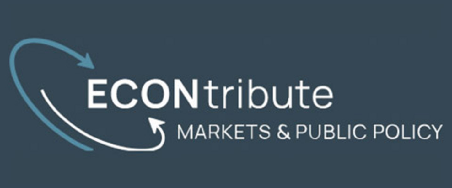 ECONtribute Logo: Zwei einander umkreisende Pfeile neben Schriftzug „ECONtribute - Markets & Public Policy“