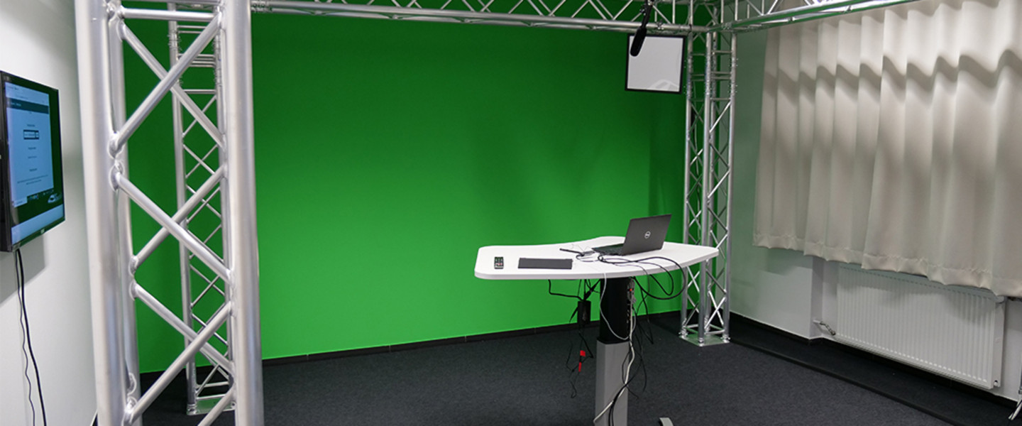 Blick ins One Button Recording Studio (OBRS) der WiSo-Fakultät mit Rigging, Greencreen und Stehtisch
