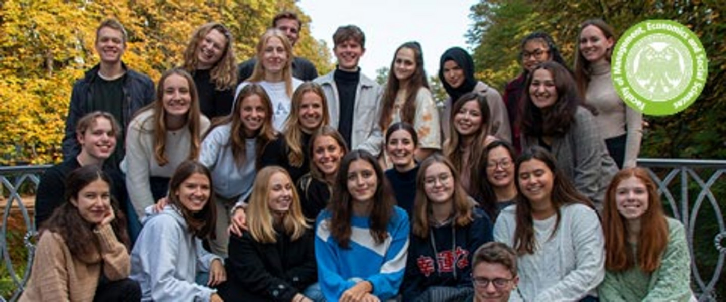 Students of the B.Sc. Management, Economics and Social Sciences in front of autumnal trees. Text: “„Today’s Ideas. Tomorrow’s Impact. - Our idea is to invest in ourselves and in each other, to be aware of our privileges, to act mindful regarding social and environmental responsibility and to inspire others to do so.“