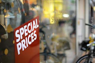 "Special Prices"-Schild an einem Schaufenster