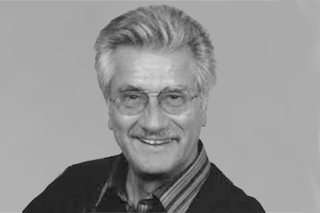 Schwarzweißportätfoto von Prof. Dr. em. Günter Wiswede in schwarzen Pullover