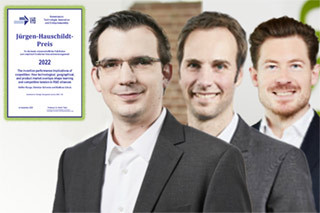 Montage von Dr. Matthias Schulz, Profesor Christian Schwens und Steffen Runge vor einem Hintergrund im WiSo-Foyer mit der Verleihungsurkunde zum Jürgen Hausschildt-Award.