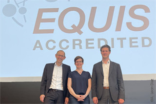 Das Bild zeigt von links nach rechts: WiSo-Dekan Ulrich Thonemann, Eva Peters (Managerin Internationale Akkreditierung) und Gerold Gnau (Fakultätsgeschäftsführer).