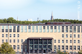 Das Hauptgebäude der Universität zu Köln, Symbol für eine Pressemitteilung über die Stiftungsjuniorprofessur für Banking an der WiSo-Fakultät, unterstützt durch die Sparkasse KölnBonn.