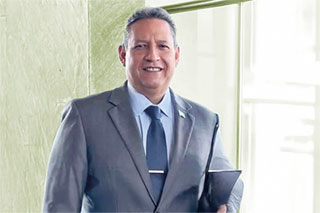 Portrait of Mariano Rayo, WiSo alumnus of the University of Cologne in a business outfit