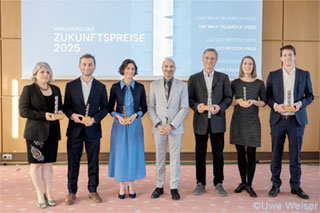 Group photo of the Recipients of the Research Prizes of the University of Cologne in the New Senate Hall: V.l.n.r: Professor Dr Aleksandra Trifunovic, PD Dr Ansgar Hudde, Junior Professor Dr Ann-Marie Waldvogel, Rektor Joybrato Mukherjee, Professor Dr Thomas Widlok, Junior Professor Dr Sofie Møller, Professor Dr Christopher Roth