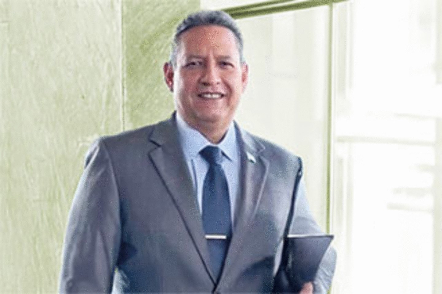 Porträt von Mariano Rayo, WiSoAlumnus der Universität zu Köln im Business-Outfit