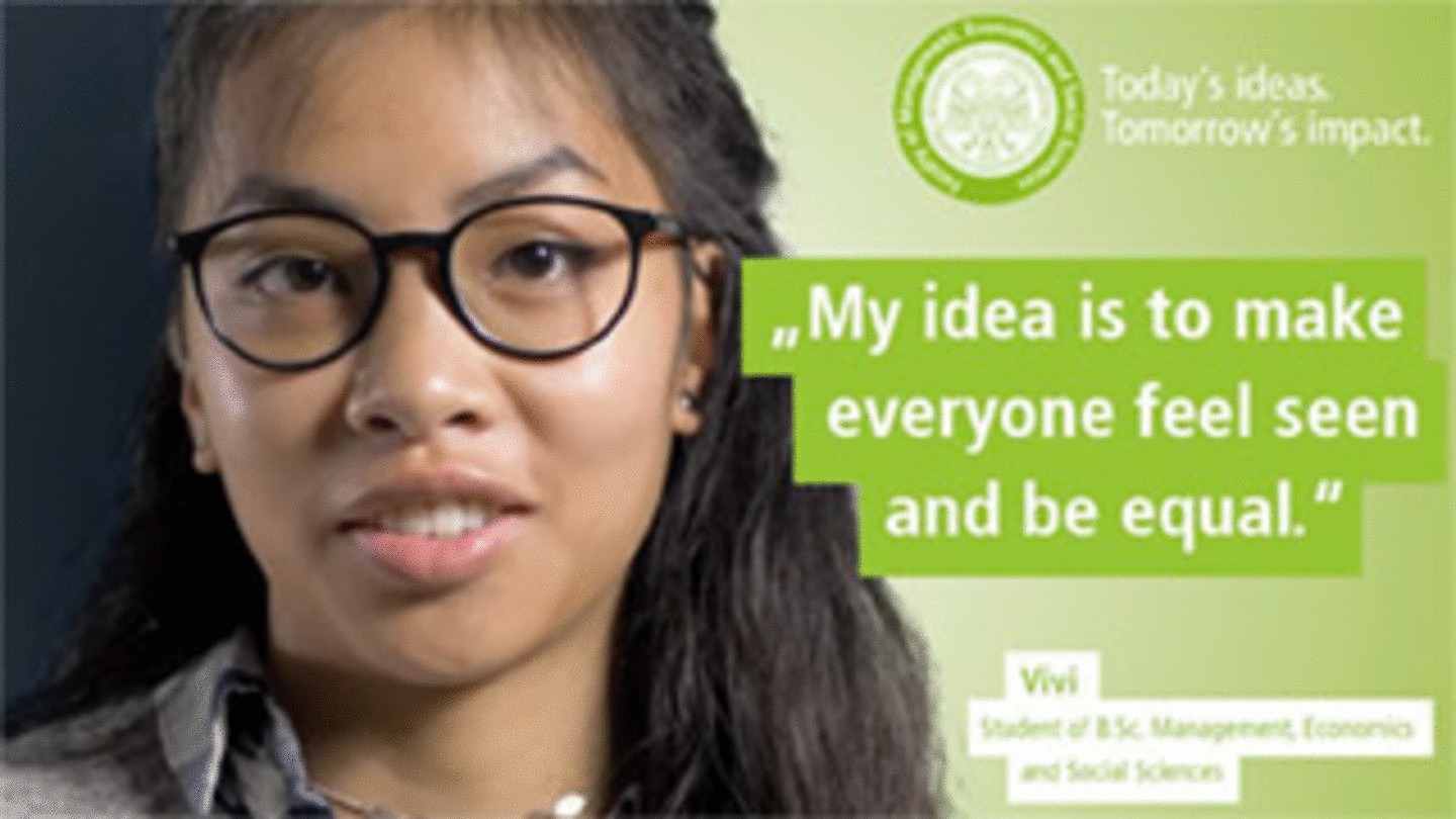 WiSo student Vivi in front of in front of a black-green divided background. Text: „Today’s Ideas. Tomorrow’s Impact. - My idea is to be inspiring, joy-bringing, and helpful to society and my surroundings.“