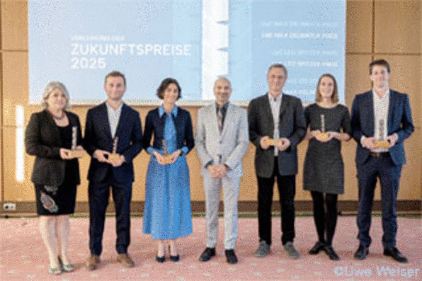 Gruppenfoto der Preisträger:nnen der Zukunftspreise der Universität zu Köln im neuen Senatssaal. V.l.n.r: Prof.‘ Dr.‘ Aleksandra Trifunovic, Jun.-Prof.‘ Dr.‘ Ann-Marie Waldvogel, PD Dr. Ansgar Hudde, Rektor Joybrato Mukherjee, Prof. Dr. Thomas Widlok, Jun.-Prof.‘ Dr.‘ Sofie Møller, Prof. Dr. Christopher Roth